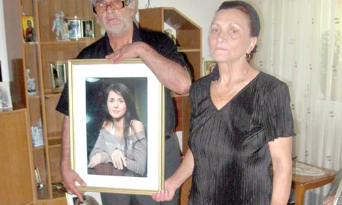 Mădălina Manole  are pus pe  mormânt  un brăduţ  adus de părinţi jpeg