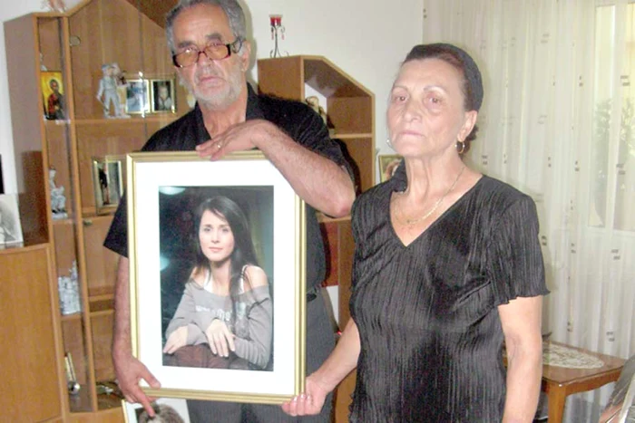 Mădălina Manole  are pus pe  mormânt  un brăduţ  adus de părinţi