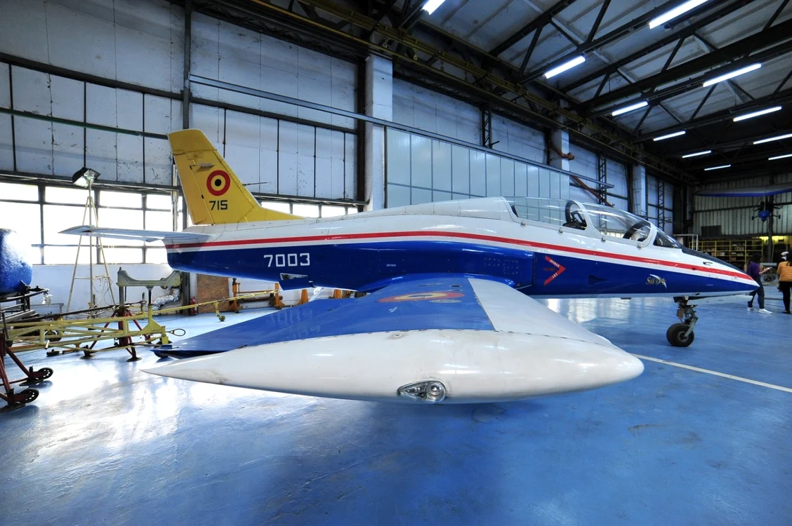 Avion de antrenament într-una dintre halele fabricii Avioane Craiova Foto Mediafax / Remus Badea