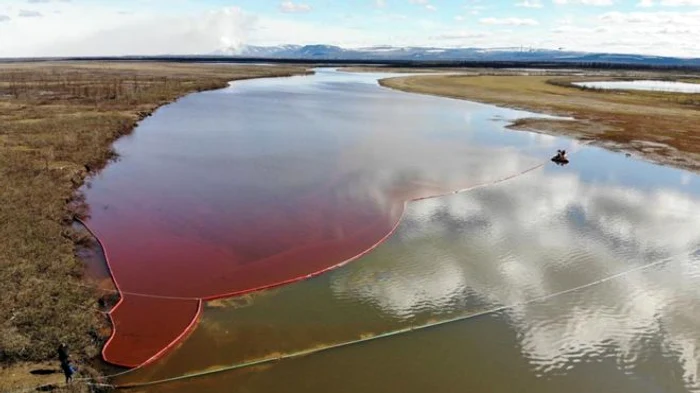 Petrolul s-a scurs pe 12 kilometri, colorând în roşu unele porţiuni ale râului Ambarnaya.foto: AFP