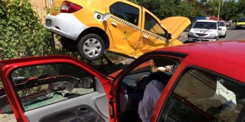 Taxi-ul a fost proiectat într-un gard în urma impactului 