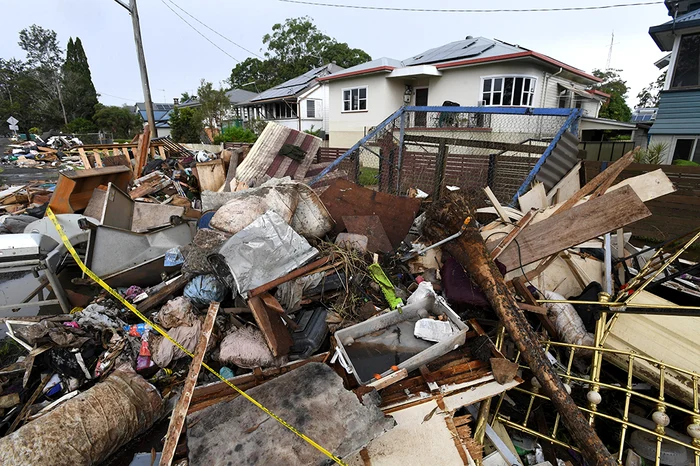 Mii de case au fost  complet distruse