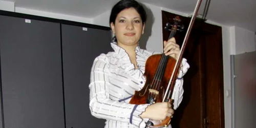Raluca dedică zilnic viorii minim şase ore.