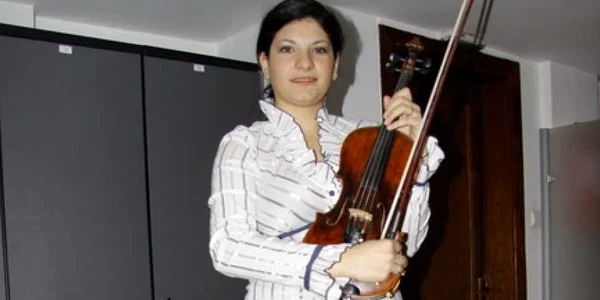 Raluca dedică zilnic viorii minim şase ore.