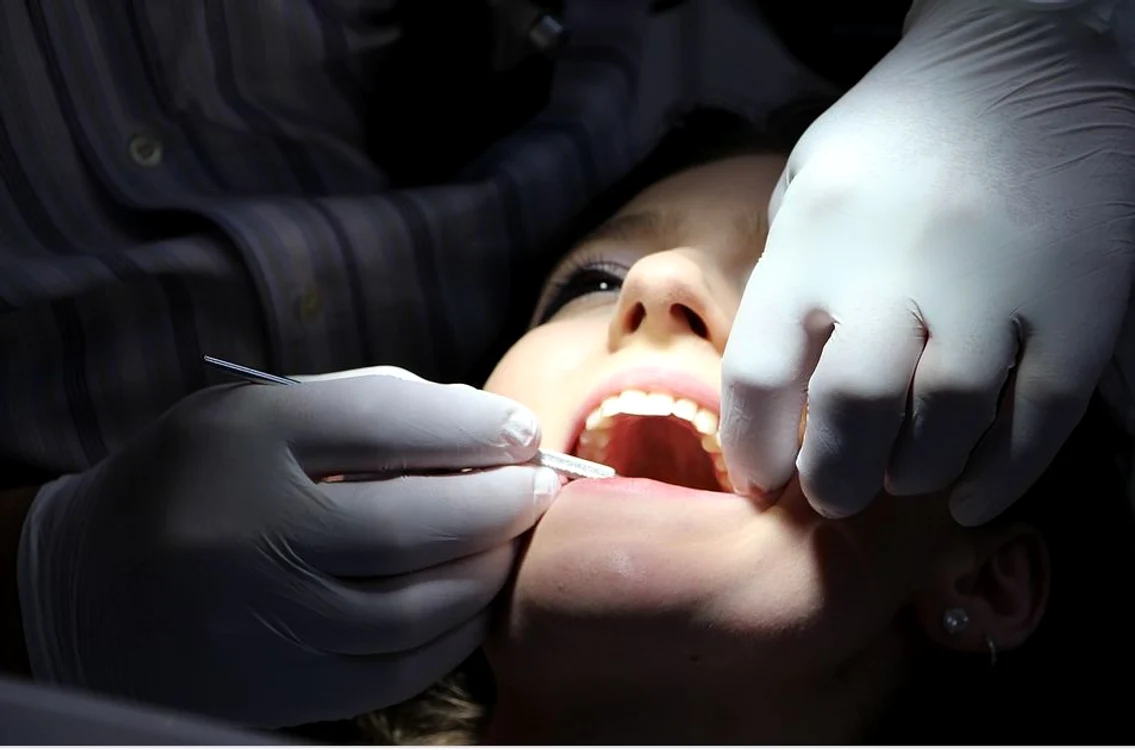 
    Un alt caz de medic fals! Un zidar cu 8 clase a profesat meseria de dentistFoto: Pixabay  
