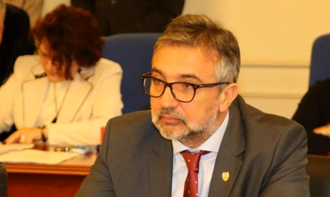 
    Senatorul PSD Lucian Romașcanu a citit moțiunea PSDFoto: rfi.ro  