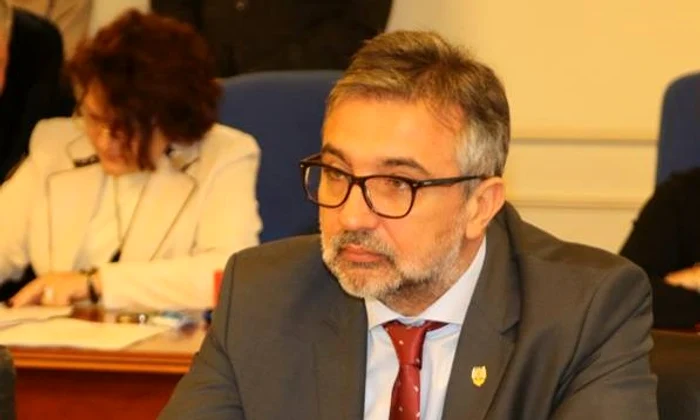 Senatorul PSD Lucian Romașcanu a citit moțiunea PSDFoto: rfi.ro