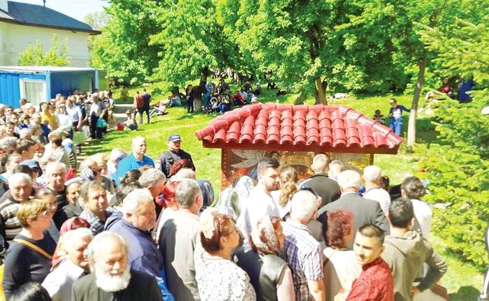 La plecarea de la mănăstire, oamenii s-au relaxat la un grătar şi o turtă dulce