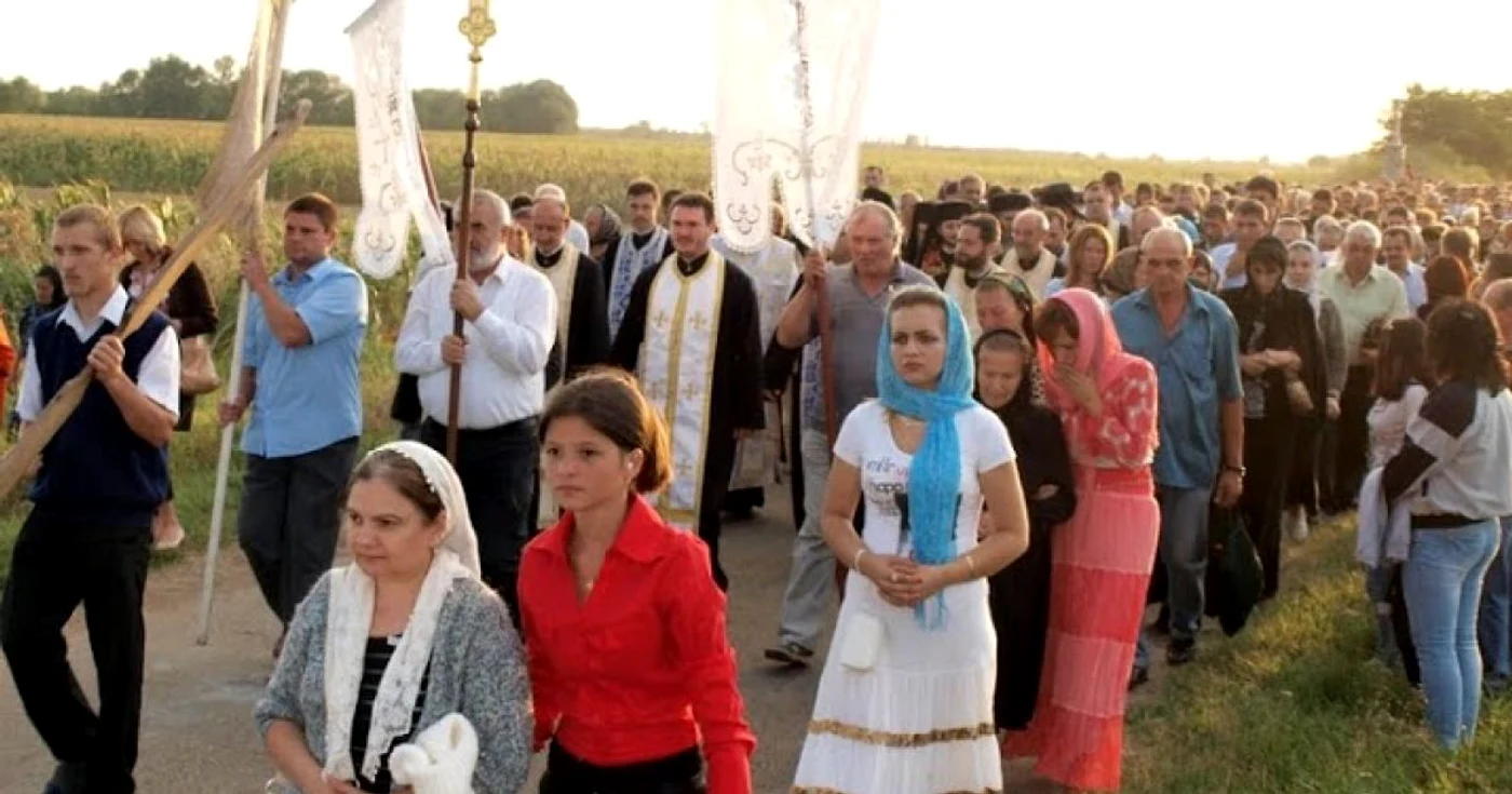 Sunt persoane care participă an de an la Drumul Crucii FOTO arhivă