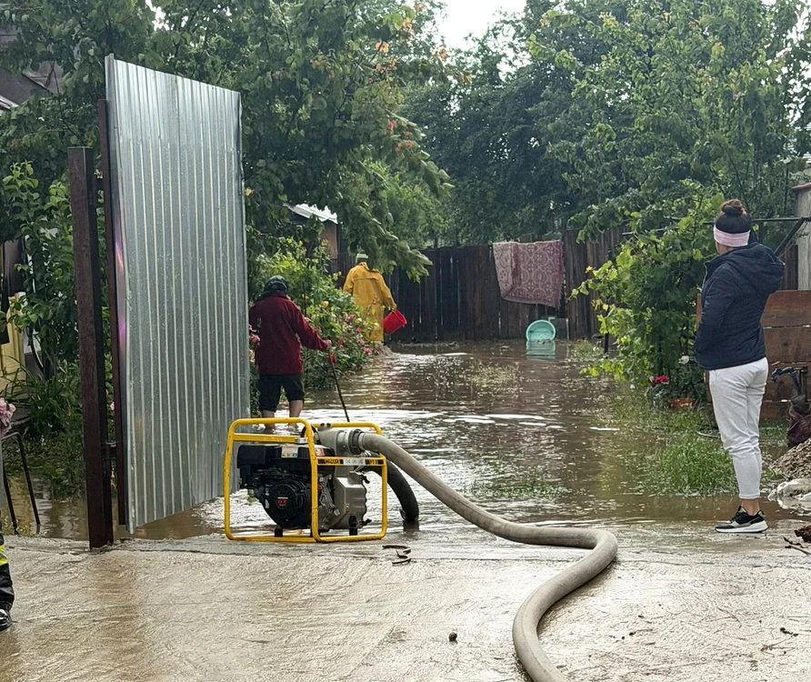 Gospodărie inundată în Galaţi. FOTO: Prefectura Galaţi