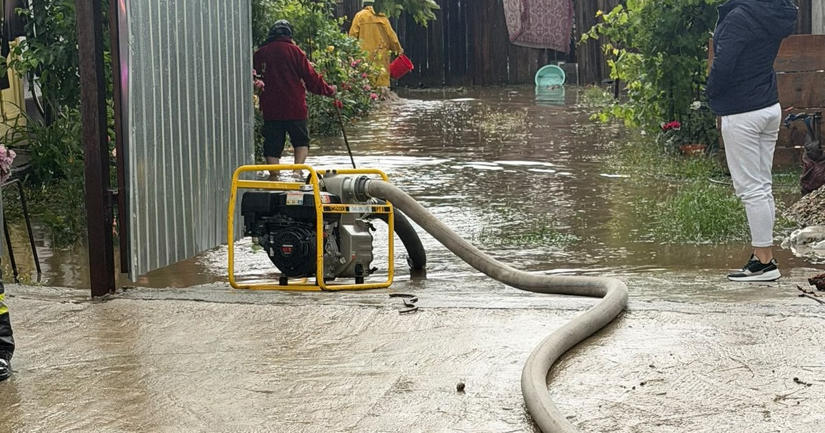 Pericol de inundaţii în Galaţi. Locuitorii au primit mesaje RO-ALERT. Pompierii evacuează apa cu motopompele