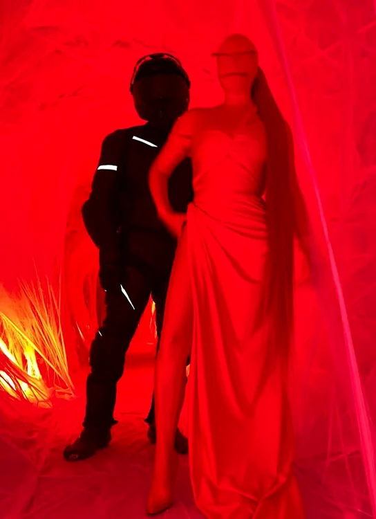 Kim Kardashian, de 40 de ani, s-a costumat în extraterestru roşu