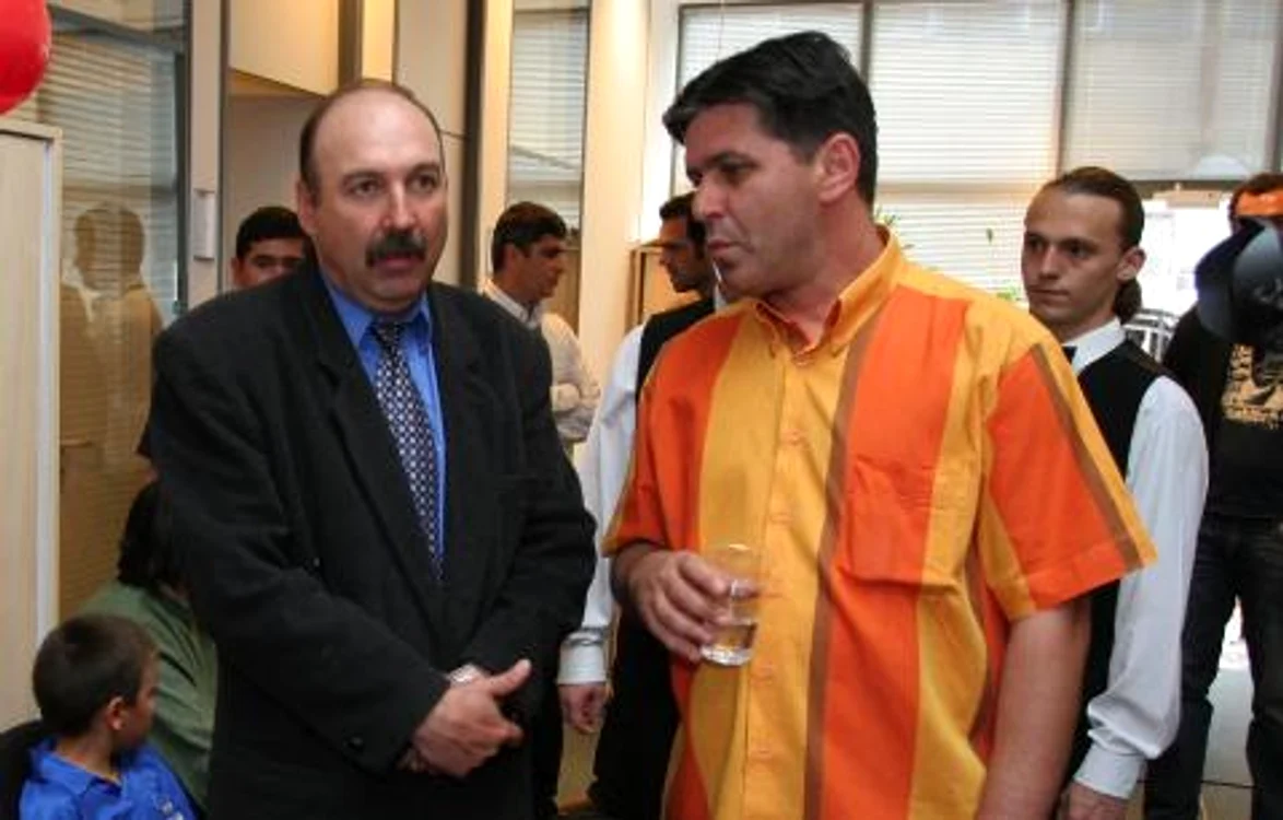 
    Mihail Majearu (stânga), lângă Marius Lăcătuş  