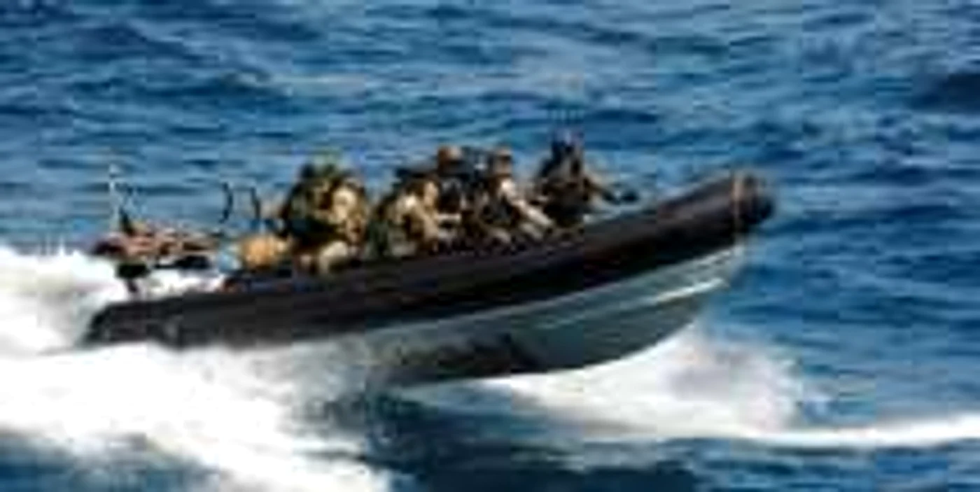 Echipă din Forţele pentru Operaţii Speciale, după o misiune de "apropiere amicală", executată de fregata "Regele Ferdinand", pe timpul operaţiunii EU NAVFOR ATALANTA. Foto: Mihai Egorov