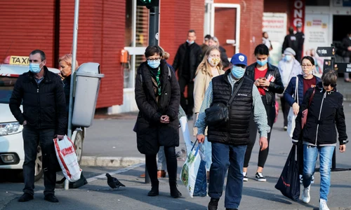 oameni pe strada mediafax jpg