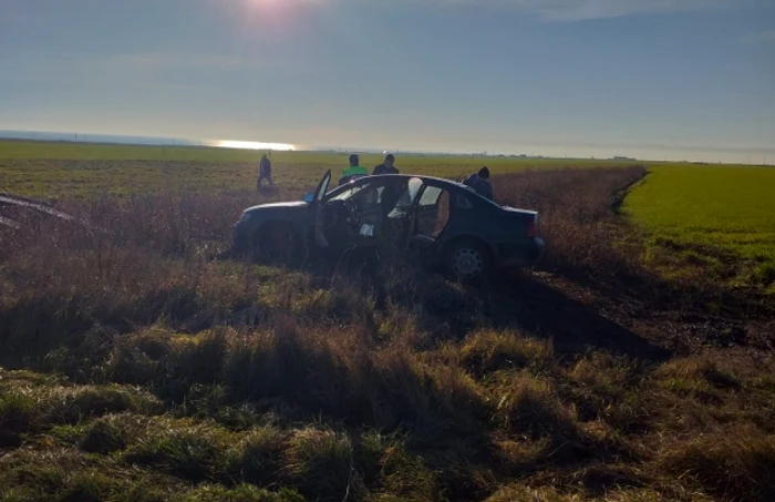 Maşina a fost abandonată pe un câmp                                    FOTO: IPJ Constanţa