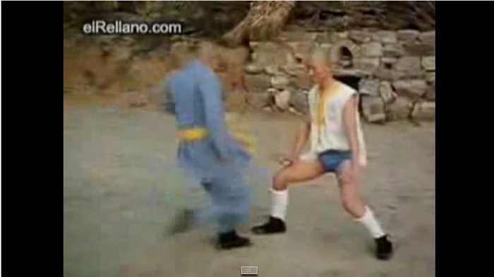 
    Bărbatul suportă loviturile fără să schiţeze gesturi de durereFoto Youtube  