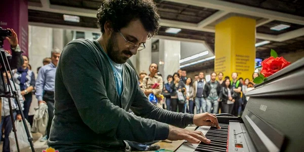 Teo Milea în concert la metrou