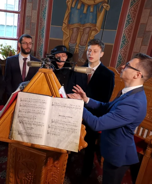 Darius Movileanu cântă în strana bisericii alături de frații săi și de mama sa