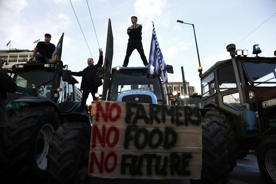 Protest al fermierilor greci în fața parlamenului din Atena: „Fără producție agricolă, nu există viitor” VIDEO
