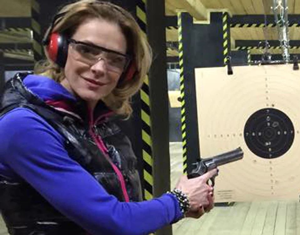 
    Roxana Ciuhulescu merge frecvent în poligonul de tir, ca să traga cu pistolulfoto: arhiva personală  