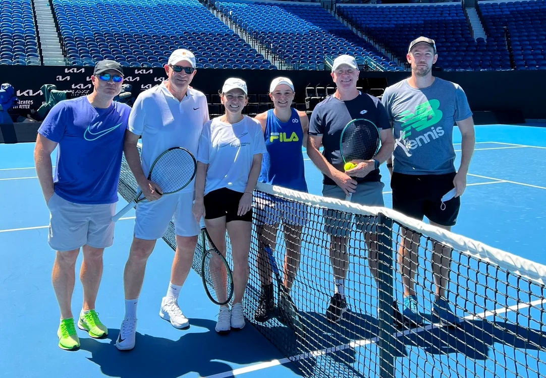 Simona Halep s-a pozat alături de echipa ei și de Ashleigh Barty (Foto: Twitter / Simona Halep)