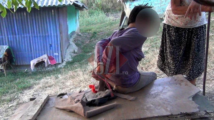 Nicoleta e legată cu mâinile la spate