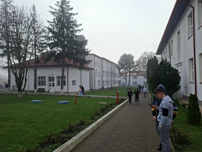 Imagine din campusul liceului FOTO Cosmin Zamfirache