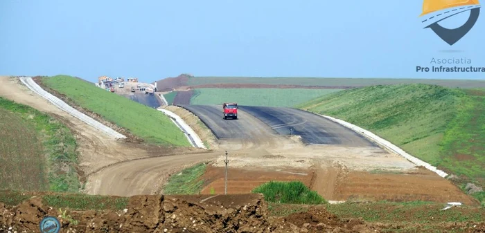 Italienii lucrează cu spor pe autostrada carea leagă Timişoara de Lugoj FOTO: peundemerg.ro