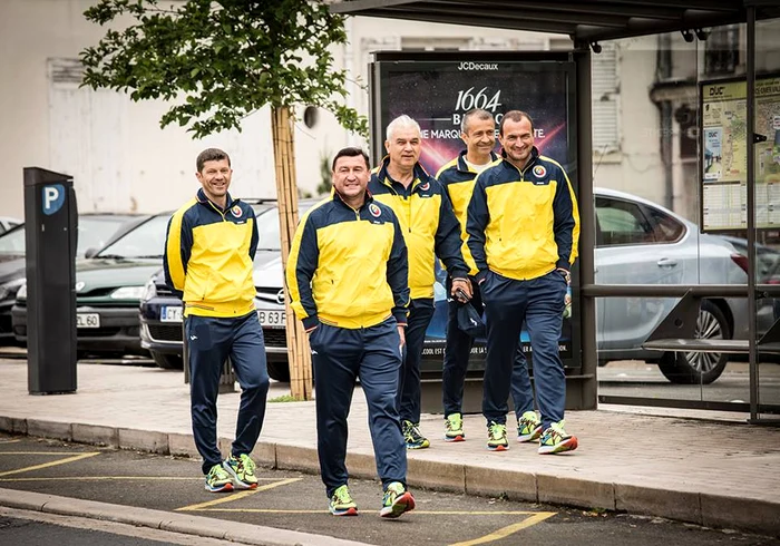 Antrenorii naţionalei nu s-au amestecat cu jucătorii şi au luat această plimbare ca pe o oportunitate în plus de a se gândi la cum să câştige cu Elveţia