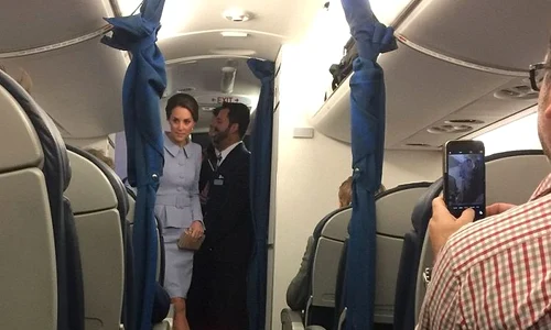 Kate, la bordul unui avion comercial jpeg