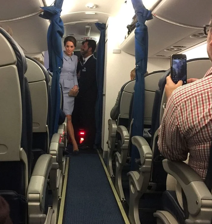 Kate, la bordul unui avion comercial