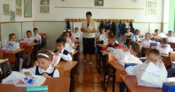 Braila: Peste 1.500 de elevi au primit cadouri în prima zi de şcoală