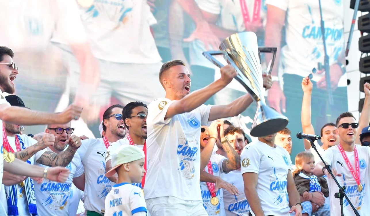 Universitatea Craiova, sărbătorind titlul din Superliga României (FOTO: Sportpictures) 