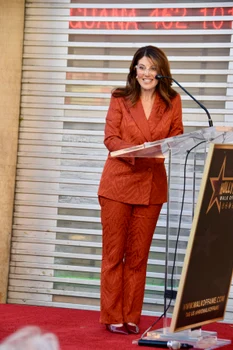 Monica Lewinsky la ceremonia de pe Walk of Fame dedicată actorului Alan Cumming. FOTO: Profimedia