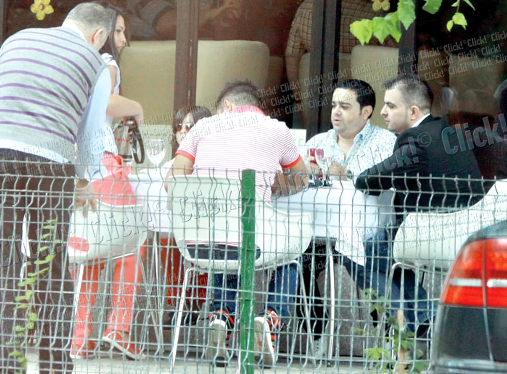 Adi Minune  s-a relaxat la o  terasă cu familia  şi câţiva prieteni