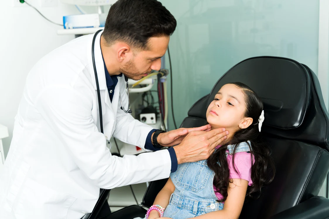 Consult pediatric pentru identificarea tulburărilor de înghițire și sănătatea gâtului Shutterstock