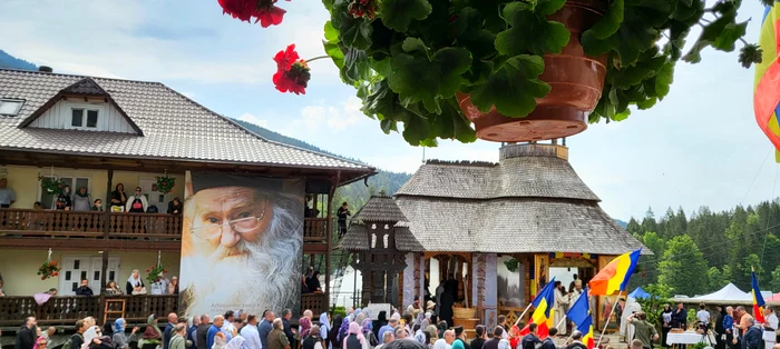 Chipul părintelui domină incinta lăcașului FOTO Mănăstirea Paltin