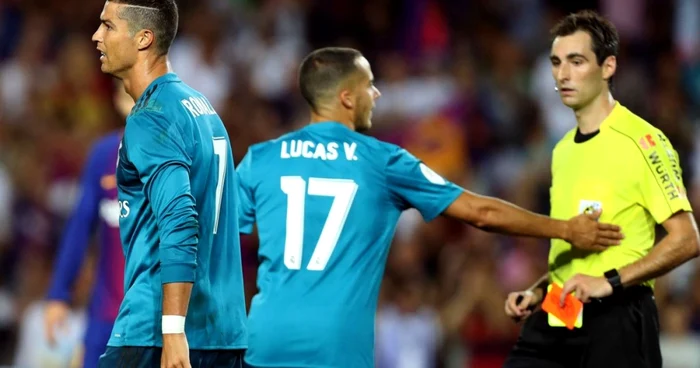 Cristiano Ronaldo (stânga) a văzut „roşu“ în meciul tur. FOTO: EPA