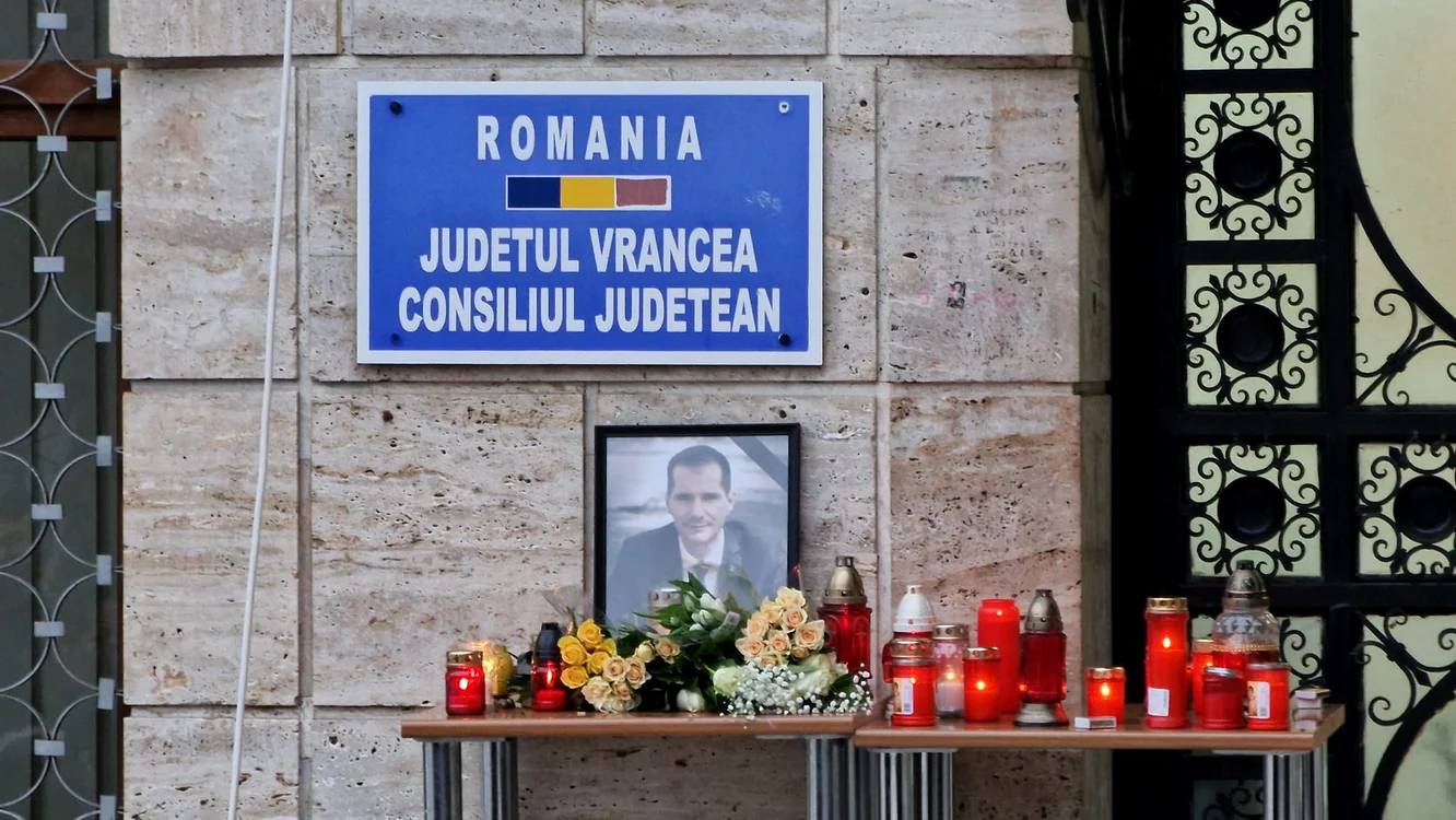 Oamenii au aprins lumânări în memoria lui Cătălin Dumitru Toma FOTO CJ Vrancea
