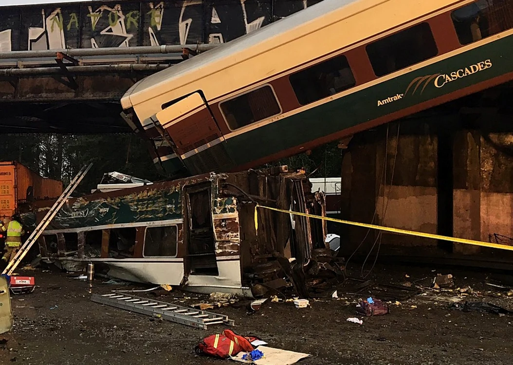 Trenul Amtrak care a deraiat ]n statul Washington din Statele Unite. FOTO EPA-EFE