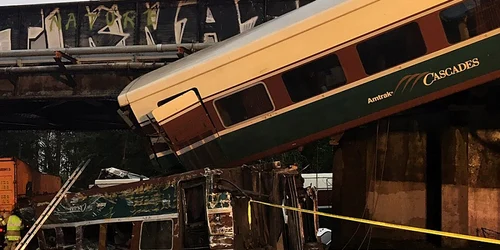 Trenul Amtrak care a deraiat ]n statul Washington din Statele Unite. FOTO EPA-EFE