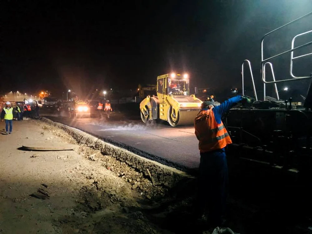 
    Constructorul toarnă un strat provizoriu de asfalt pe porțiunea Barbu Văcăresu-PetricaniFoto: facebook Gabriela Firea  