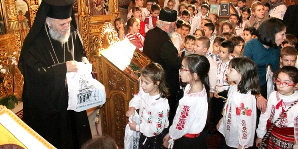 Imagine de la împărţirea de daruri seminariştilor din Galaţi FOTO Daniel Lare