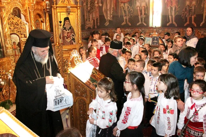 Imagine de la împărţirea de daruri seminariştilor din Galaţi FOTO Daniel Lare