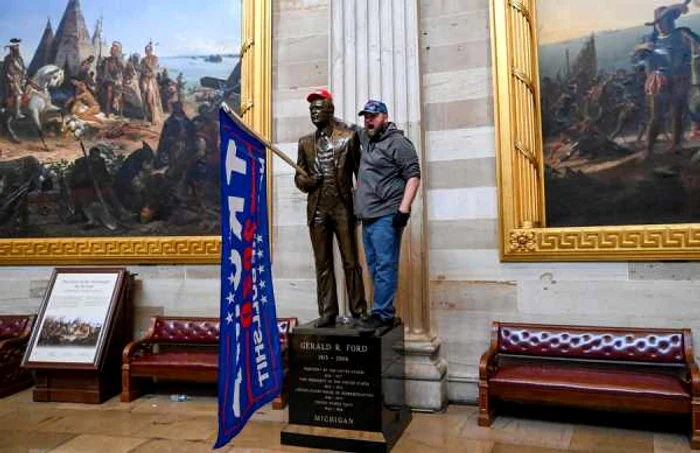Un barbat transformandu-l pe Gerlad Ford in suporter al lui Trump FOTO Twitter @NBCNews