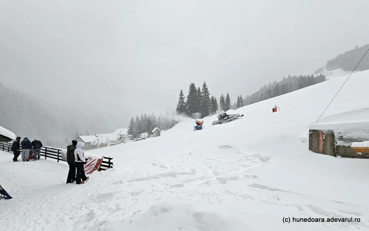 Turiștii așteaptă amenajarea pârtiilor de schi din Râușor. Foto: Daniel Guță. ADEVĂRUL
