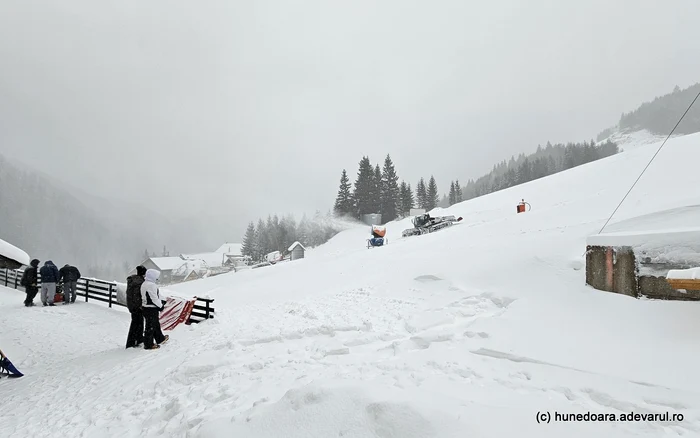 Turiștii așteaptă amenajarea pârtiilor de schi din Râușor. Foto: Daniel Guță. ADEVĂRUL