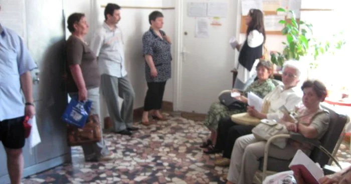 Tot mai multe persoane au declarat că au venituri mai mici de 700 de lei pentru a primi reţete compensate 90% Foto: Arhiva
