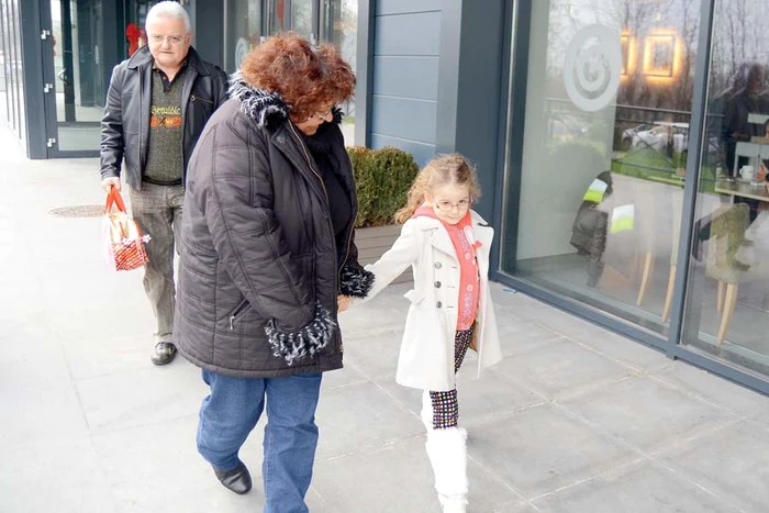 Irinel a dus-o ieri pe Irinuca la mama ei, Monica Gabor, dar aceasta nu era acasă (FOTOGRAFII: WOWBIZ)